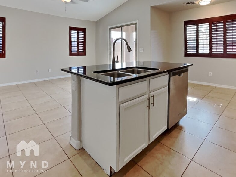 Building Photo - 11143 W Mariposa Dr