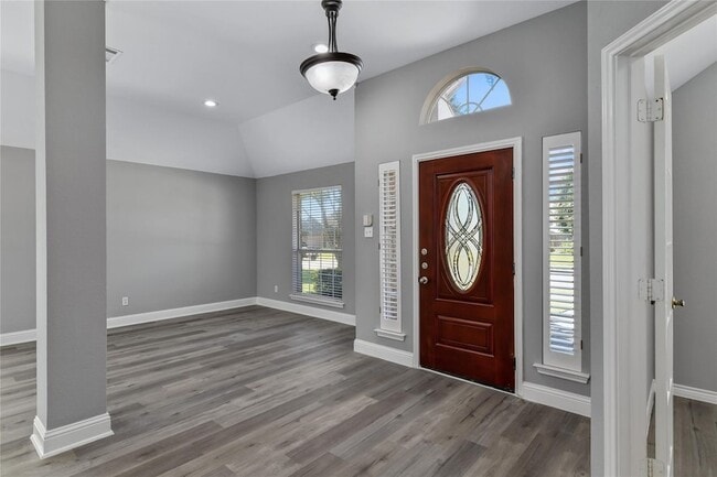 Building Photo - 630 Lakewood Dr