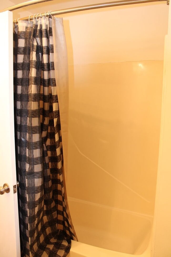 Building Photo - Bright 2 Bedroom, 2 Bathroom Condo, W/ Gar...