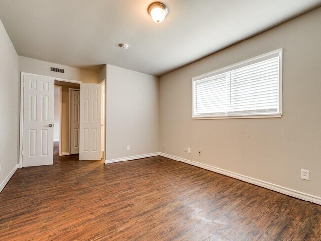 Building Photo - 502 Wildflower Dr