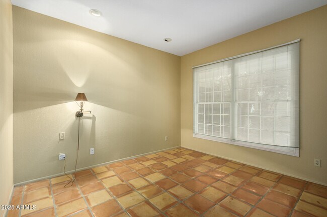 Building Photo - 5200 S Lakeshore Dr