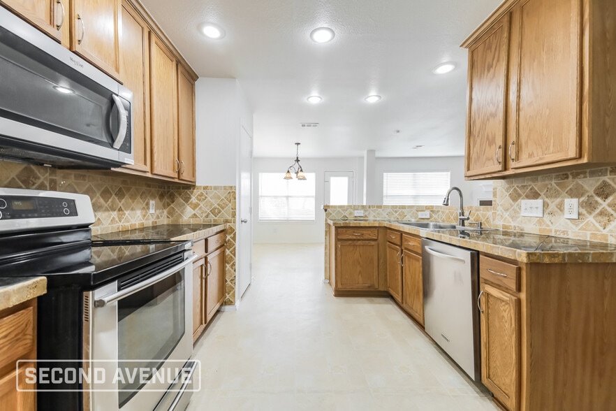 Building Photo - 925 Warbler Ln