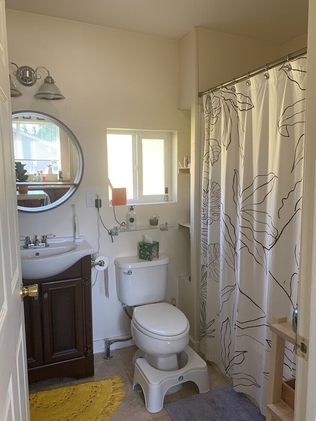 Building Photo - Cute one story rental in snohomish