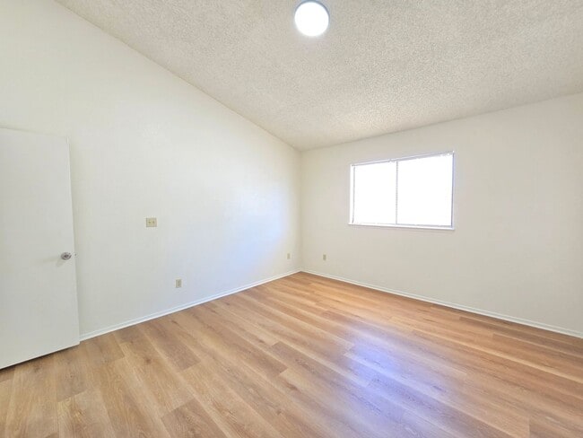 Building Photo - 10621 N Loop Blvd