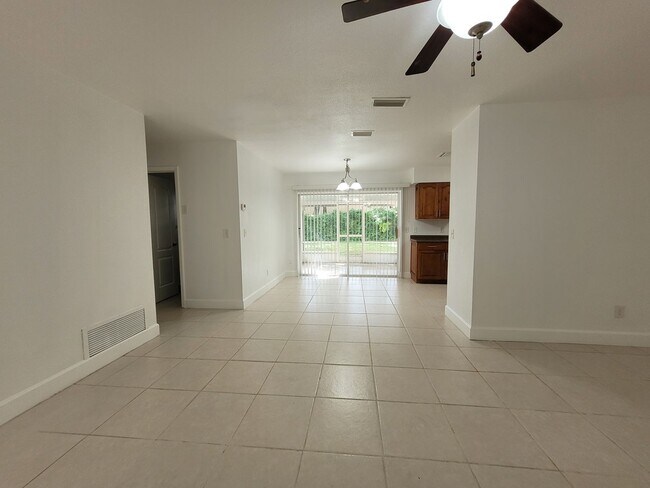 Building Photo - 10 Winding Ridge Rd