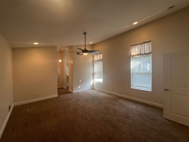 Building Photo - Beautiful 3 Bedroom/ 2.5 Bath with Integra...