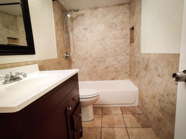 Building Photo - 165 Springwood Circle unit D