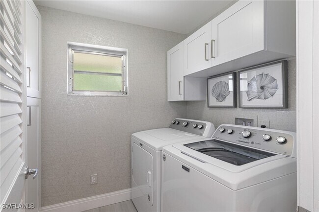 Building Photo - 788 Park Shore Dr