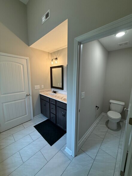 Master bathroom - 1110 Stonebrook Dr