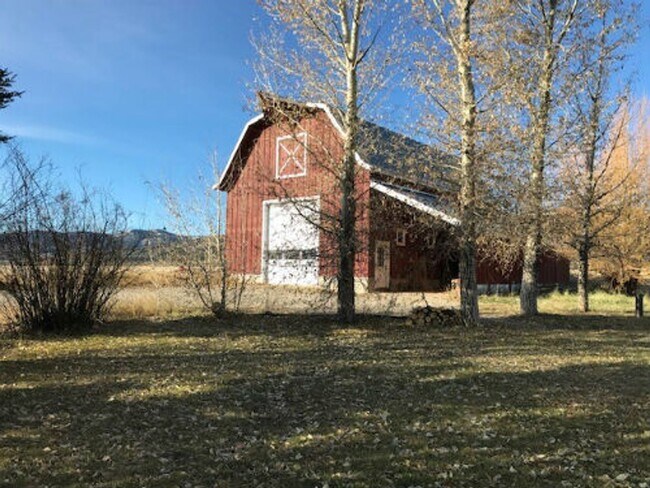 Building Photo - Mountain-View Country Living Near the Teton River