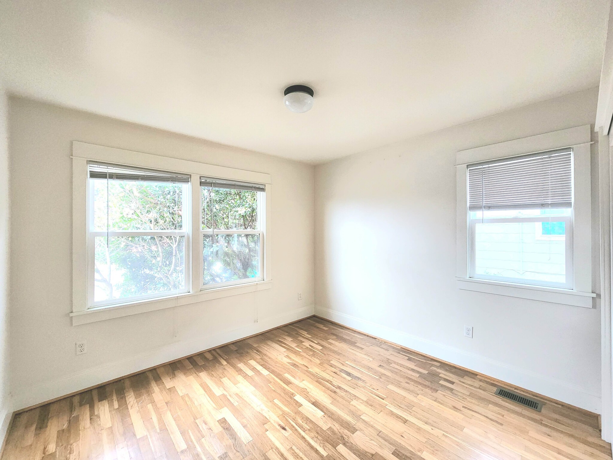 Bedroom - 6623 N Vancouver Ave