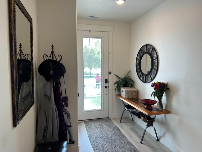 Building Photo - 4672 Vermillion Dr