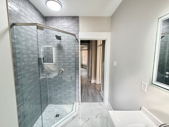 Building Photo - Huge 4 Bed and 2.5 Bath Home!