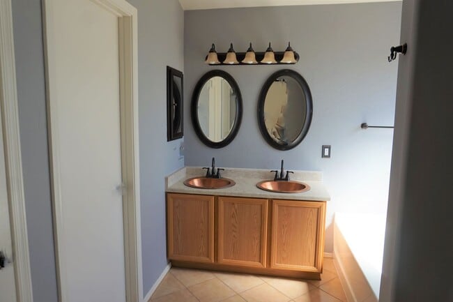 Building Photo - Close to Post