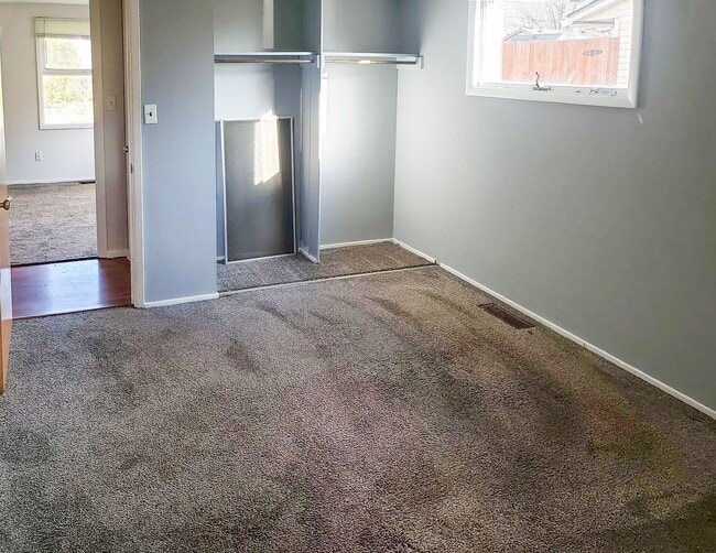 Building Photo - For Rent: 3 Bedroom Home with a Sunroom and Garage! Nice yard!