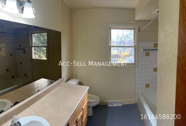 Building Photo - 530 Hall St SE