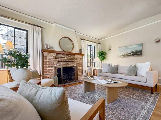 Building Photo - 2104 Carmelita Ave