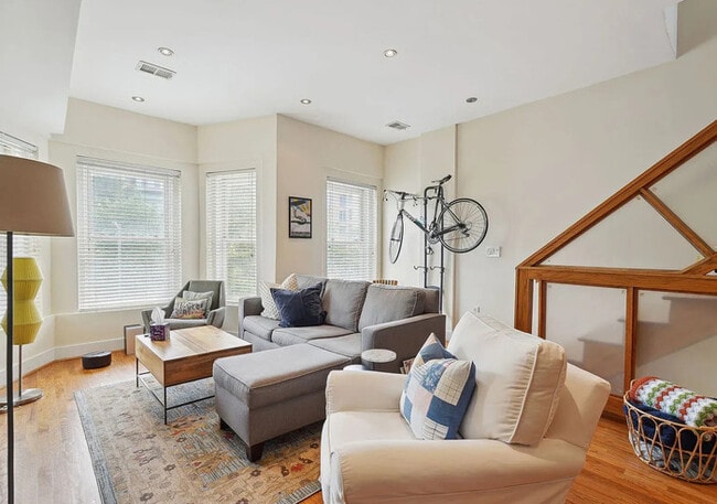 Building Photo - Modern 3BR/3BA Condo with Outdoor Space & ...