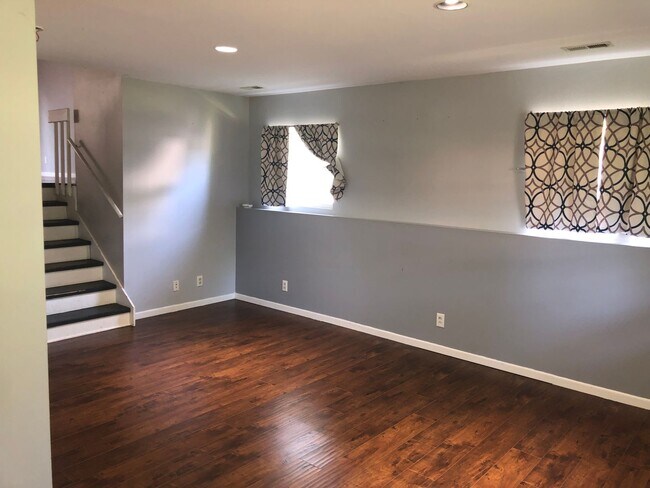 Building Photo - Beautiful Home next to Paddock Lake (3BR/1.5BA)