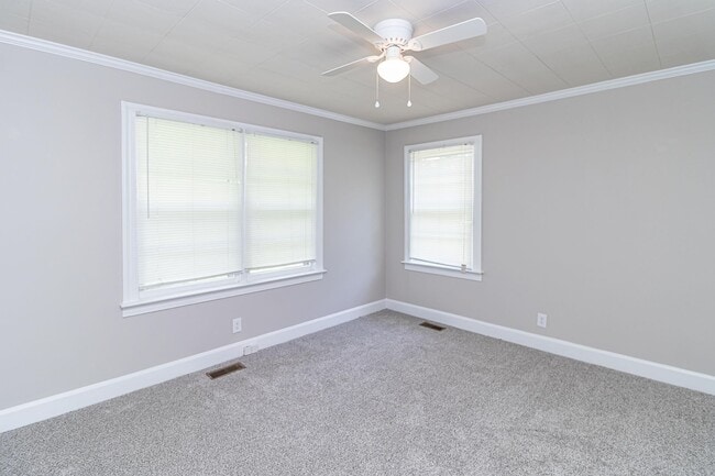 Building Photo - ADORABLE Renovated 3 BR | 1 BA Home in Gol...