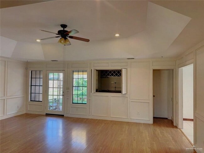 Building Photo - 120 E Gardenia Ave