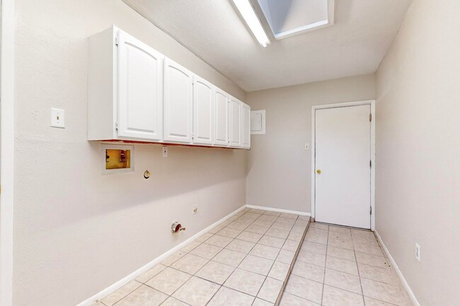 Building Photo - Taylor Ranch 4/BD 2/BA 2/CG