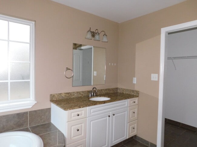 Building Photo - 3 bedroom in Crestwood S/D