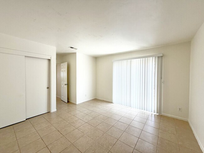 Building Photo - AVAILABLE NOW!! 2 Bedroom 1 Bathroom Apartment in Cathedral City!