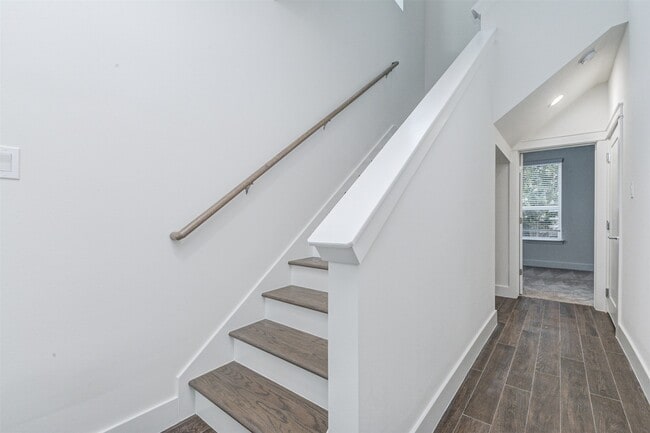 Building Photo - 1123 W 17th St