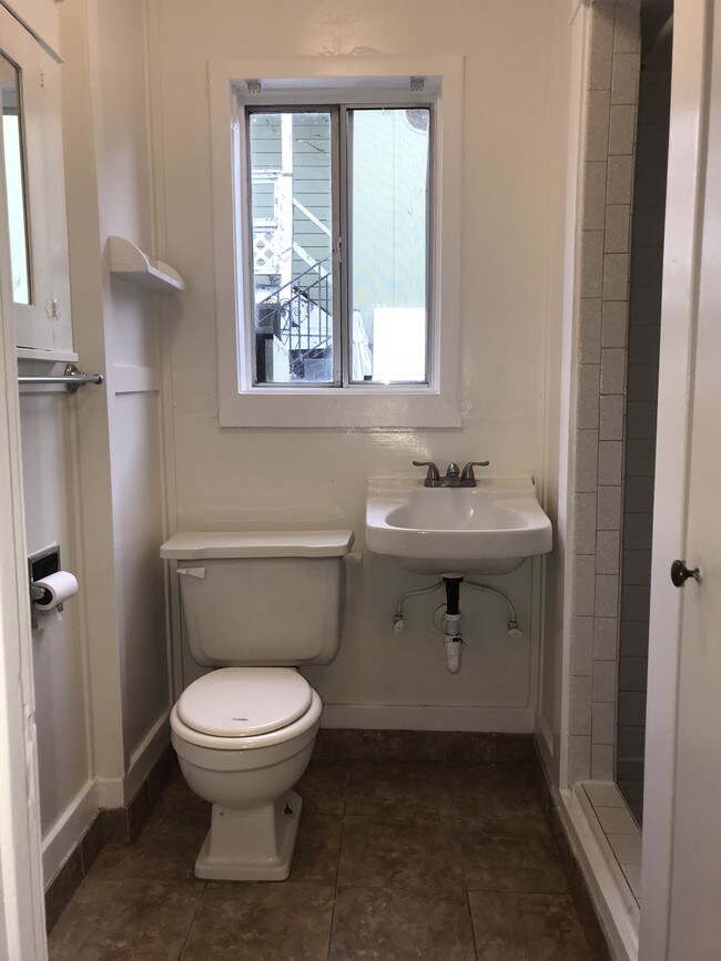 Building Photo - 3046 E Vista St