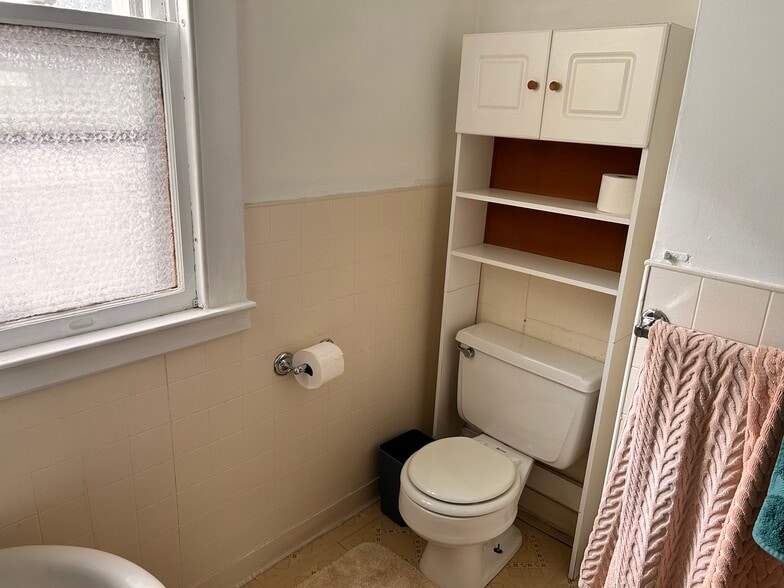 Bathroom - 146 Foster St