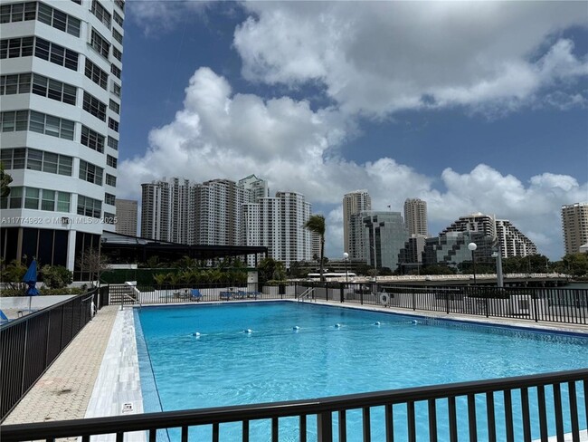 Building Photo - 801 Brickell Bay Dr