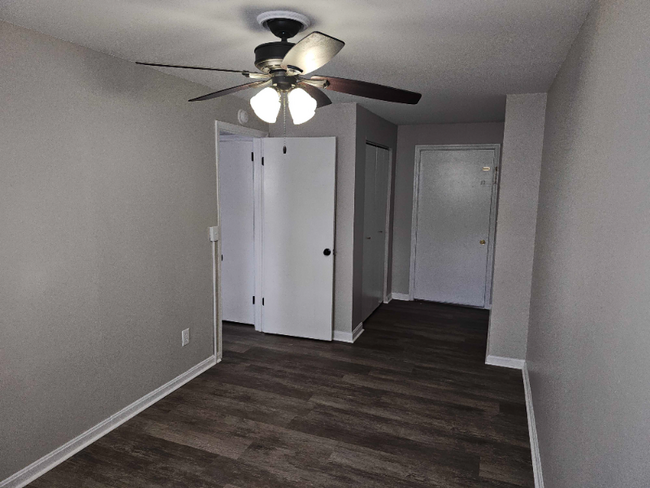 Building Photo - 5856 Highview Dr