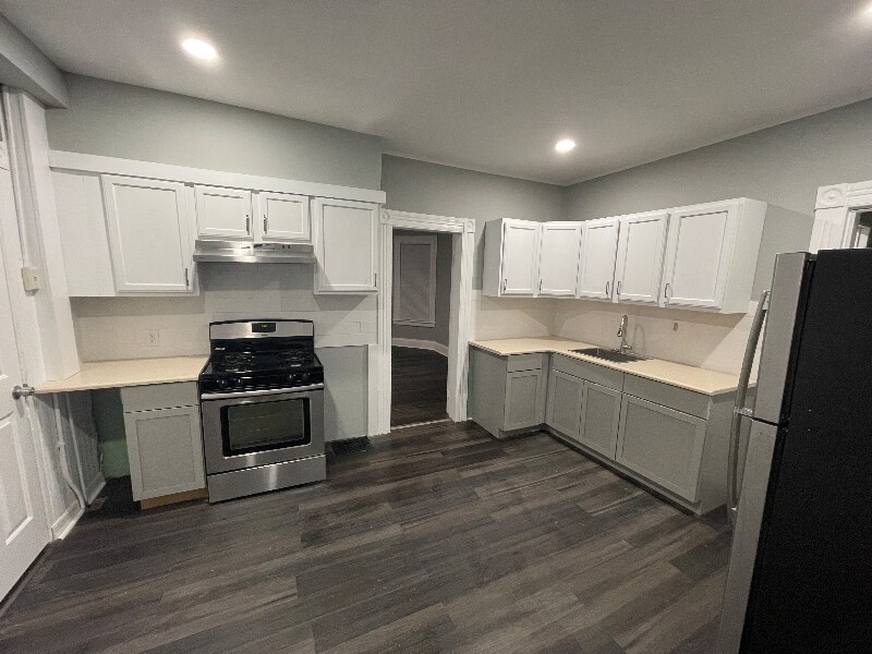 Building Photo - 595 William St