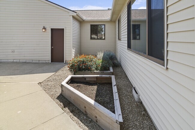 Building Photo - 2409 Heritage Dr