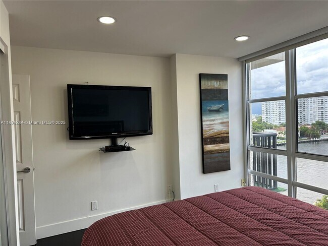 Building Photo - 2017 S Ocean Dr