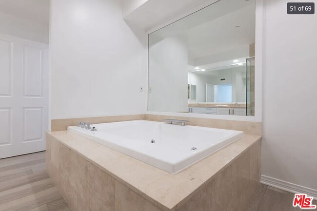 Building Photo - 405 N Palm Dr
