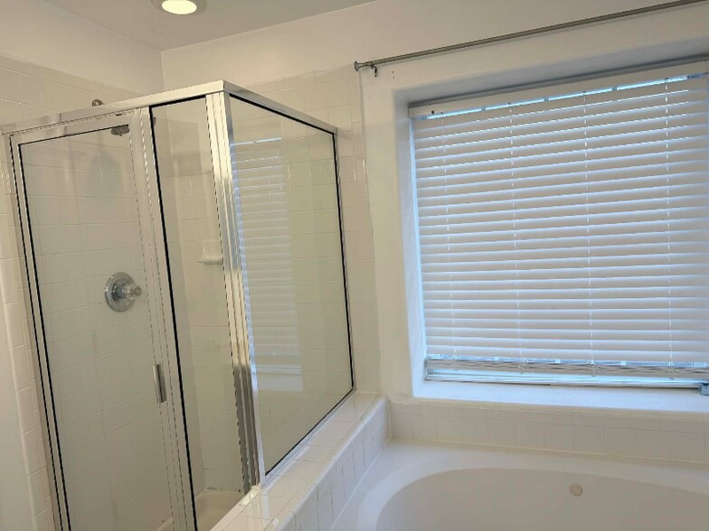 Building Photo - 5425 Port Royal Dr