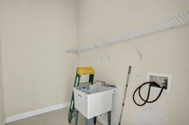 Building Photo - Large and Clean home on a corner lot. 3 Be...