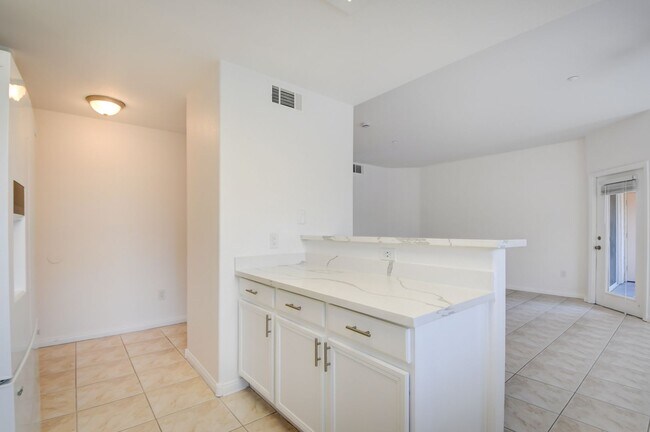 Building Photo - Beautiful 2BR / 2BA Renovated / Modern Con...