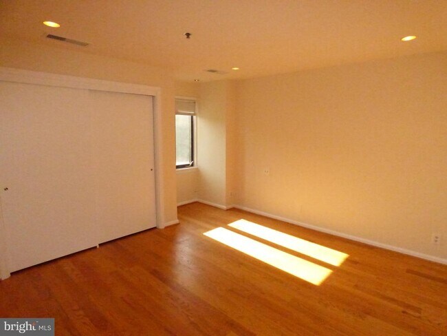 Building Photo - 1401 N Oak St
