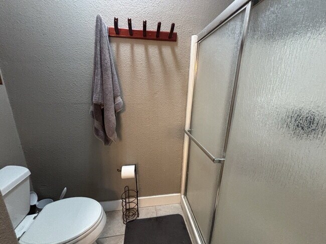 Building Photo - Spacious 2,048sf 3-bed home on acreage in Garden Valley!