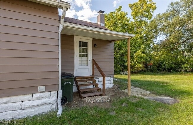 Building Photo - 353 S Maple St