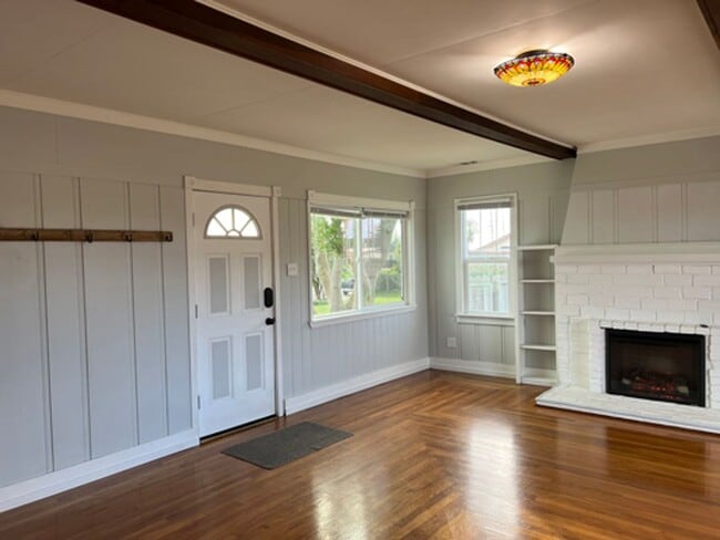 Building Photo - Charming 2-Bedroom Home with Character & Spacious Yard