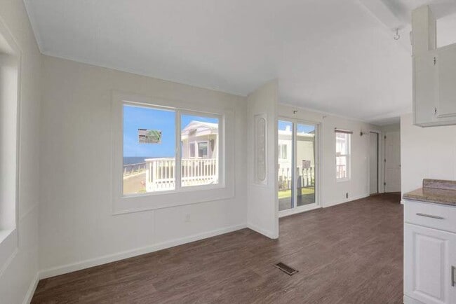 Building Photo - 428 4th Ave