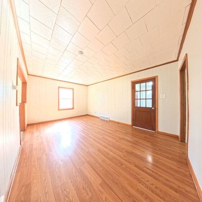 Building Photo - 2 Bedroom 2 Bathroom Home Available