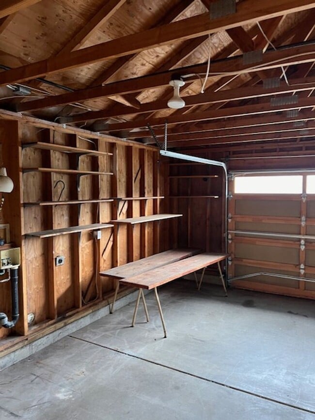 Building Photo - SINGLE FAMILY HOME W/ FENCED YARD/ DOUBLE ...