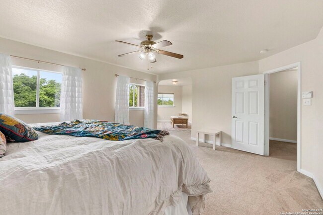 Building Photo - Charming Home Awaits: Spacious & Modern Li...