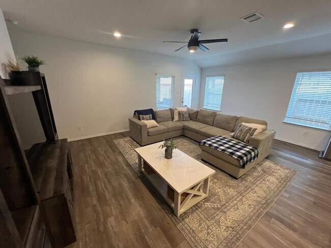 Building Photo - 5017 Almond Ter Dr