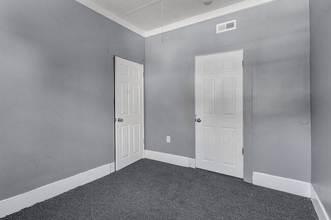 Building Photo - 13 Plain St